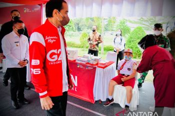 Presiden Joko Widodo tinjau vaksinasi COVID-19 di Kota Palu