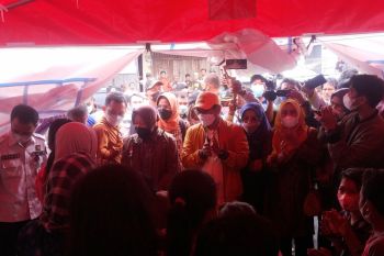 Mensos sambangi anak-anak di tenda pengungsian gempa