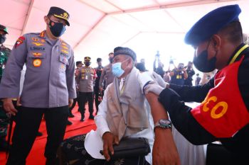 Tinjau vaksinasi di Aceh, Kapolri minta cegah peningkatan "positivity rate" secara maksimal