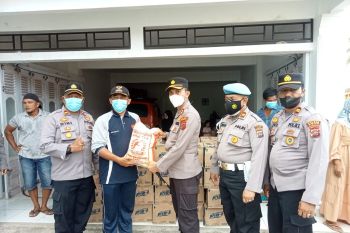 Polres Agam serahkan sembako bagi korban gempa bumi di Pasbar-Pasaman