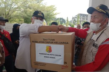Pemkot Solok serahkan bantuan untuk korban gempa di Pasaman Barat