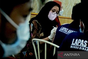 Vaksinasi penguat COVID-19 di lapas Karawang