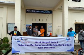 Bank Nagari salurkan bantuan makanan untuk korban gempa bumi di Pasaman