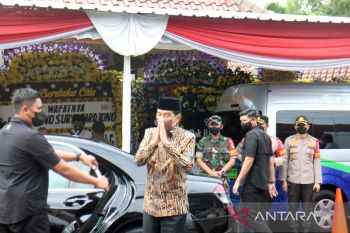 Jokowi turut mengantar jenazah pamannya ke permakaman