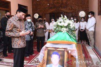 Jokowi bertakziah ke rumah duka pamannya