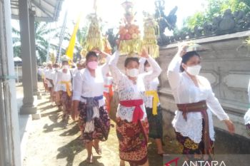 Umat Hindu di Belitung gelar upacara Melasti