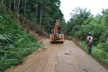 Longsor hambat distribusi bantuan ke korban gempa