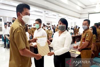 Bupati Barito Utara serahkan  SK CPNS dan PPPK Guru formasi 2021