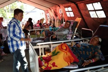 Pasien korban gempa di RSUD Pasaman Barat memilih bertahan di tenda