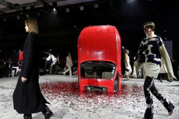 Paris Fashion Week digelar di tengah kemuraman  perang di Ukraina