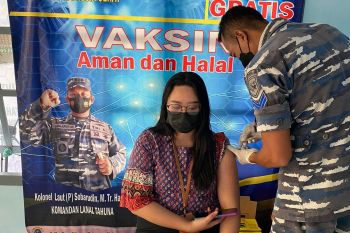 Tenaga kesehatan Lantamal VIII terus berikan vaksinasi COVID-19 kepada masyarakat
