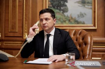 Presiden Ukraina Zelenskyy minta senjata dan tanya apakah Barat takut Rusia