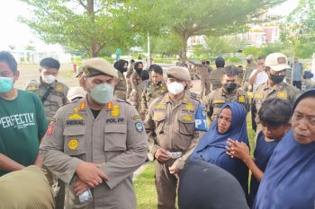 Satpol PP tertibkan pedagang dan juru parkir liar Kawasan Lego-Lego Makassar