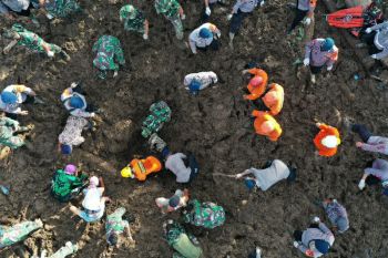 Korban longsor Malampah Pasaman tertimbun tiga meter