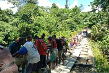 Masyarakat Inggerus Waropen apresiasi TNI bantu perbaiki jembatan