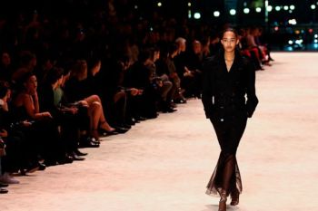 Gaun malam Yves Saint Laurent  di Paris Fashion Week