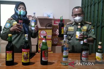 Satpol PP Kudus sita 2.000 botol minuman  keras