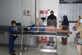 Subardi membawa Wagini ke rumah sakit untuk menjalani perawatan