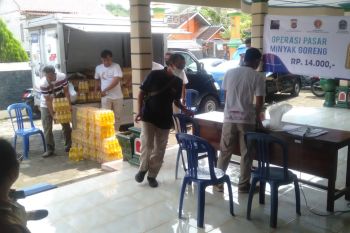 Pemkab Gunung Kidul menggelar operasi pasar minyak goreng di pesisir