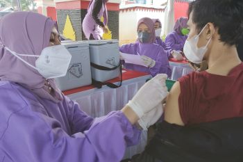 Wali Kota Bandarlampung gelar vaksinasi dengan berikan minyak goreng