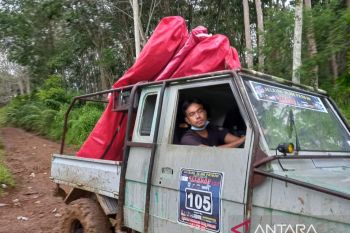 Jalun utama putus, Satgas Tanggap Darurat Bencana Pasbar pakai mobil offroad salurkan bantuan