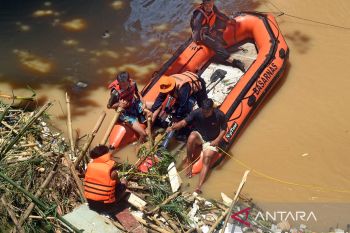 Searching for victims of flood at Cibanten River, Serang City
