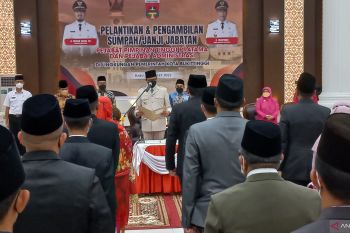 56 Pejabat Pemkot Bukittinggi akhirnya dilantik malam hari