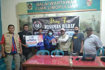 Legislator Rezka Oktoberia serahkan bantuan gempa Pasbar melalui Balai Wartawan Luak Limopuluah