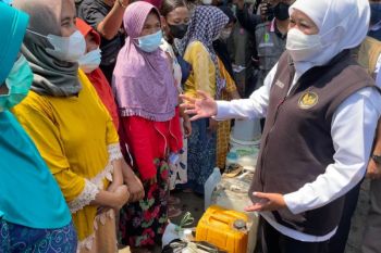 Khofifah pastikan distribusi minyak goreng curah tepat sasaran