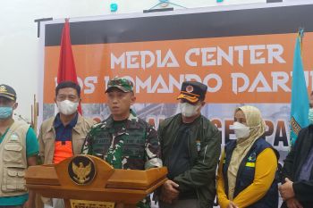 Penyaluran  logistik korban gempa dilakukan manual akibat longsor