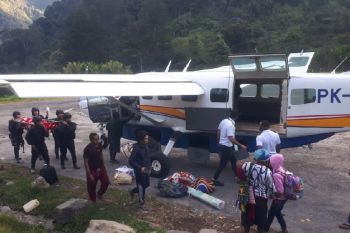 Pratu Heriyanto, korban penembakan KSB di Beoga Puncak Jaya dievakuasi ke Timika