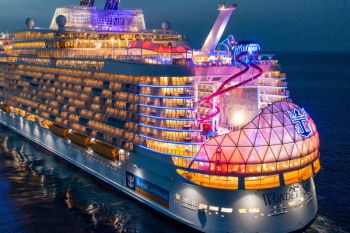 Menengok isi kapal pesiar terbesar di dunia yang debut  hari ini