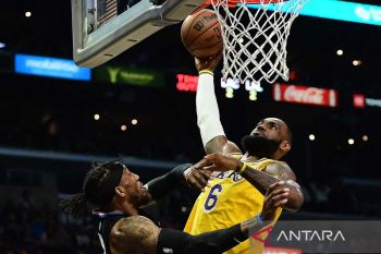 LeBron James terpaksa absen lawan Spurs karena nyeri lutut