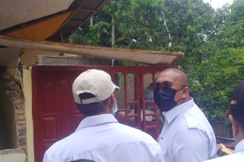Andre Rosiade-Satgas BUMN serahkan bantuan gempa Rp1,4 miliar