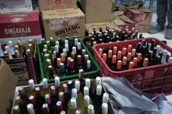 Ribuan botol minuman keras bermerek di Mandalika disita