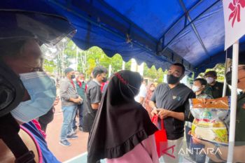 Bantu masyarakat Tanjung Pinang, Erick Thohir gelar pasar murah sembako