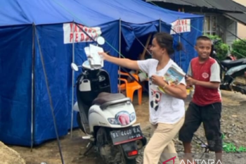 Korban gempa Kajai antusias nikmati rendang lokan Pesisir Selatan