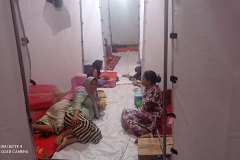 Warga korban bencana tanah bergerak di Lebak mengungsi  ke gedung MTs