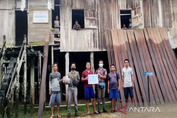 Mulai rusak, Rumah Betang Karamuan terima bantuan renovasi