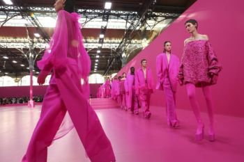 Rumah mode Valentino hadirkan koleksi serba pink di Paris Fashion Week