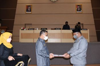 Pemkot Serahkan Usulan Raperda Perumda Pasar Ke DPRD Kendari