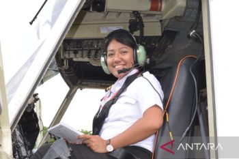 Hari Perempuan Internasional : Capt. Jeanette, dari pramugari jadi pilot atasi karhutla