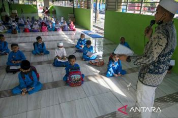 Gubernur Sulteng:  Perketat aktivitas warga dan perbanyak edukasi