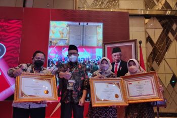 Bupati Banyumas terima penghargaan dari Kemenpan RB