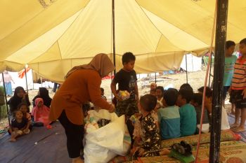 Ini cara relawan hibur anak-anak korban gempa di tempat pengungsian Timbo Abu Talamau (Video)