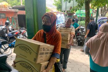 Dua pasar tradisional Kota Yogyakarta menerima 6.000 liter minyak goreng
