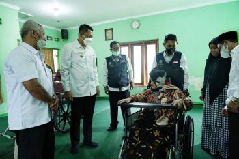 Pemerintah Kabupaten Sleman memberikan bantuan kursi roda ke difabel
