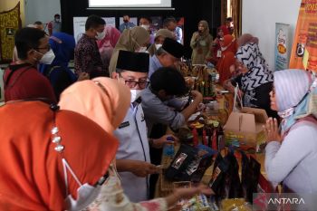 Panitia Festival Kuliner Sumbar 2022 kirimkan rendang untuk Presiden