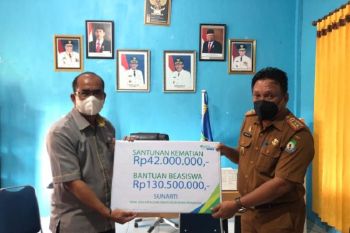 BPJAMSOSTEK Sulawesi Tenggara serahkan santunan pekerja tak tetap Dinkes Bombana