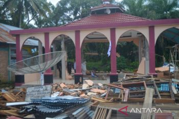 Shalat Di Musala Yang Rusak Akibat Gempa